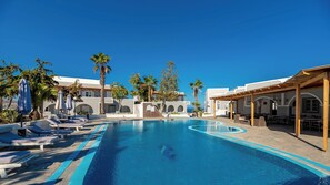 Outdoor pool, pool umbrellas, pool loungers - Maistros Village (Santorini)