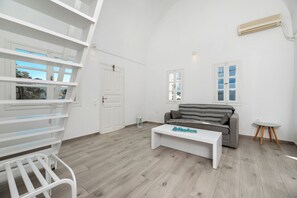 Panoptis Maisonette with private pool & sea view | Bed sheets - Maistros Village (Santorini)