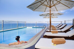 Outdoor pool, a rooftop pool, pool umbrellas, pool loungers - Regalia Hotel (Nha Trang)
