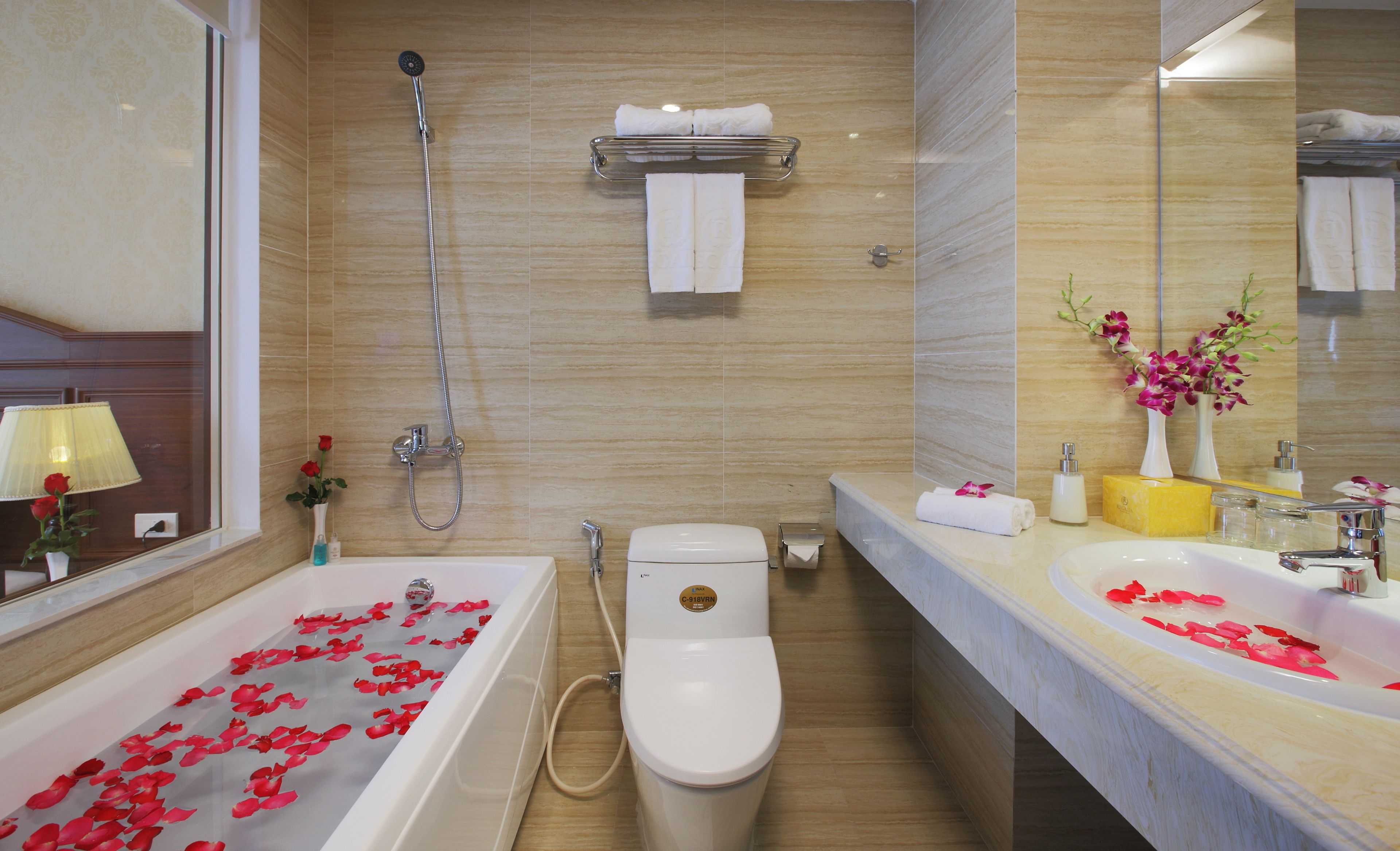 deluxe room, balcony, city view | bathroom | hair dryer, bathrobes, slippers, towels