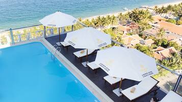 Piscina externa, piscina no terraço, guarda-sóis, espreguiçadeiras