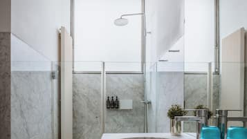 Apartamento, 1 habitación, cocina básica, vistas al mar | Baño | Ducha, artículos de higiene personal de diseño y secador de pelo