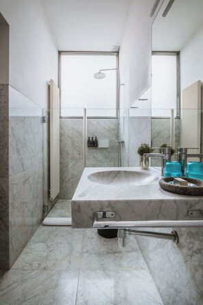 Apartment, 1 Bedroom, Kitchenette, Sea View | Bathroom | Shower, designer toiletries, hair dryer, bathrobes - Flattered to be in Porto (Porto)