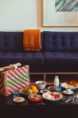 Appartement, 1 chambre, cuisinette, vue sur la mer | Aire de séjour | Téléviseur à écran plat de 50 po avec télévision par câble, téléviseur