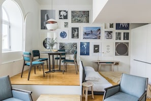 Apartment, 1 Bedroom, Kitchenette, City View | Living area | 50-inch flat-screen TV with cable channels, TV, DVD player - Flattered to be in Porto (Porto)