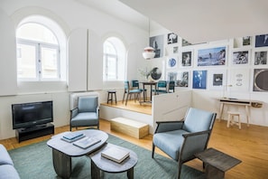 Leilighet, 1 soverom, tekjøkken, byutsikt | Oppholdsområde | En 50-tommers Flatskjerm-TV med kabel-kanaler samt TV og DVD-spiller