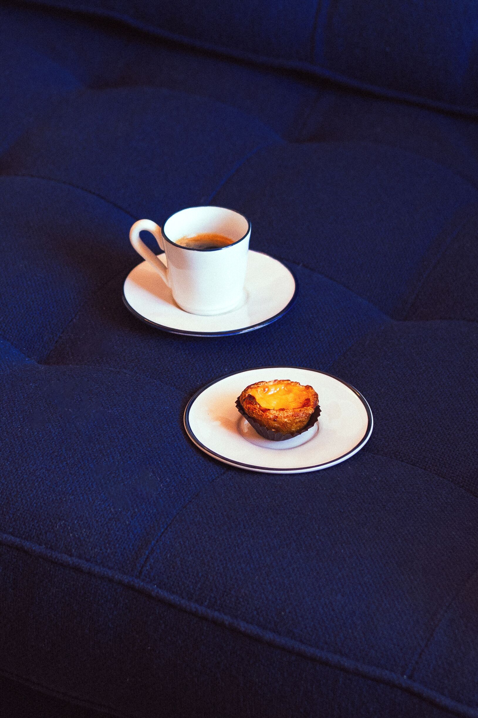 Una taza de café y un pastel sobre una mesa.