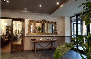 تفاصيل الفندق من الداخل