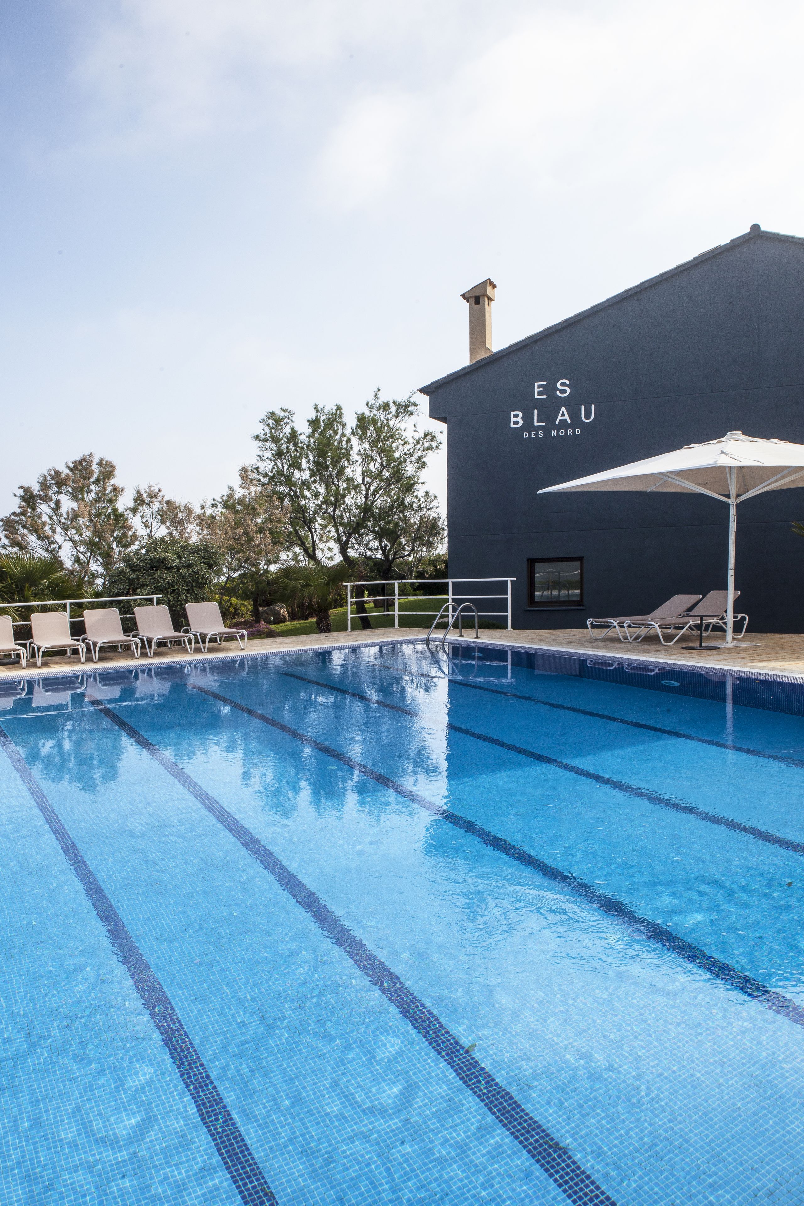 seasonal outdoor pool, pool loungers