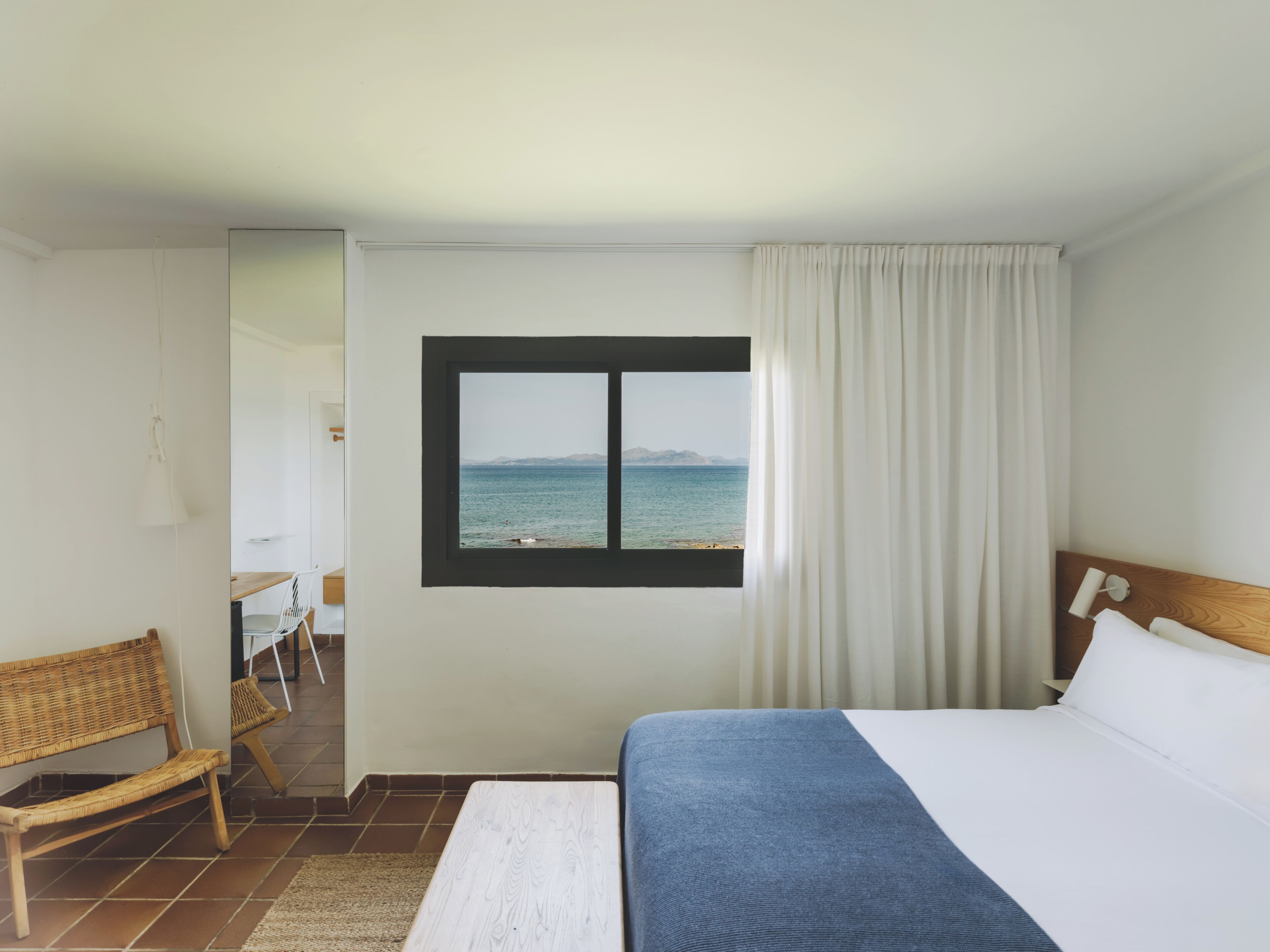 Double Room, Sea View | Minibar, in-room safe, desk, blackout drapes