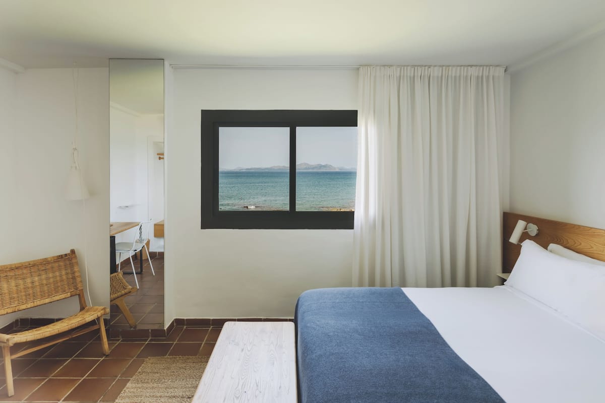 Habitación doble, vistas al mar | Minibar, caja fuerte, escritorio y cortinas opacas