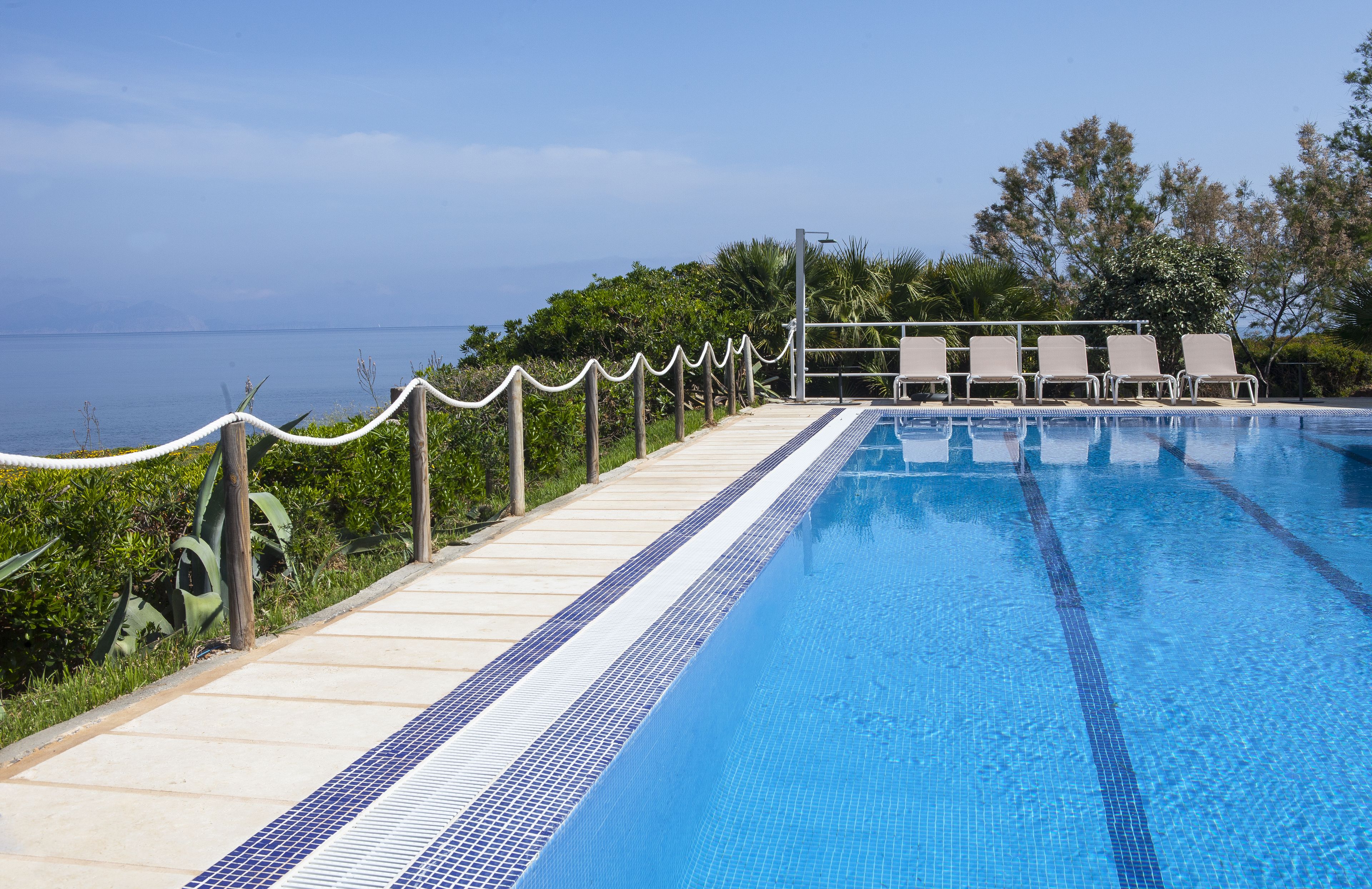 Kauden mukainen ulkouima-allas, aurinkotuoleja