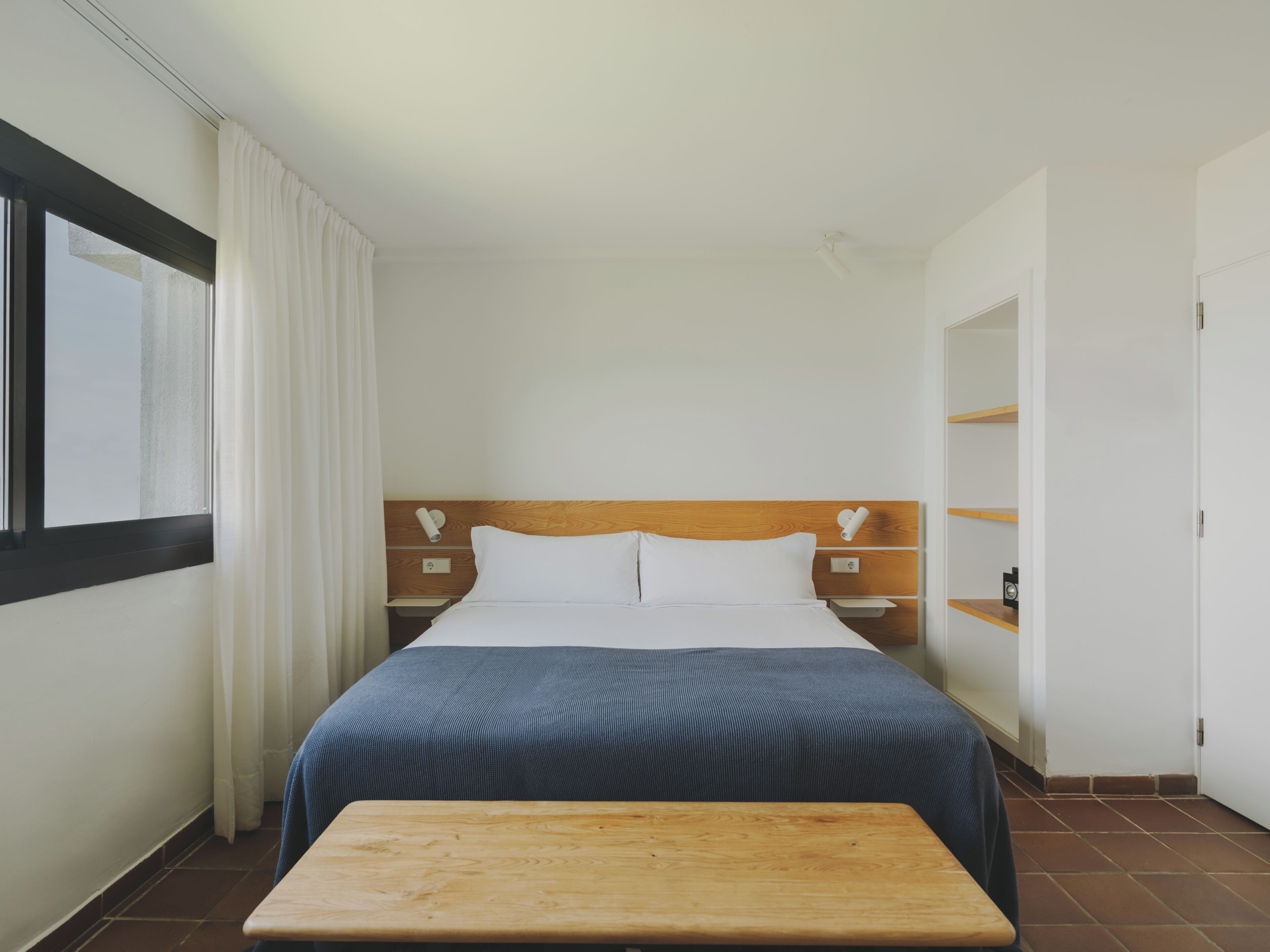 Single Room | Minibar, in-room safe, desk, blackout drapes
