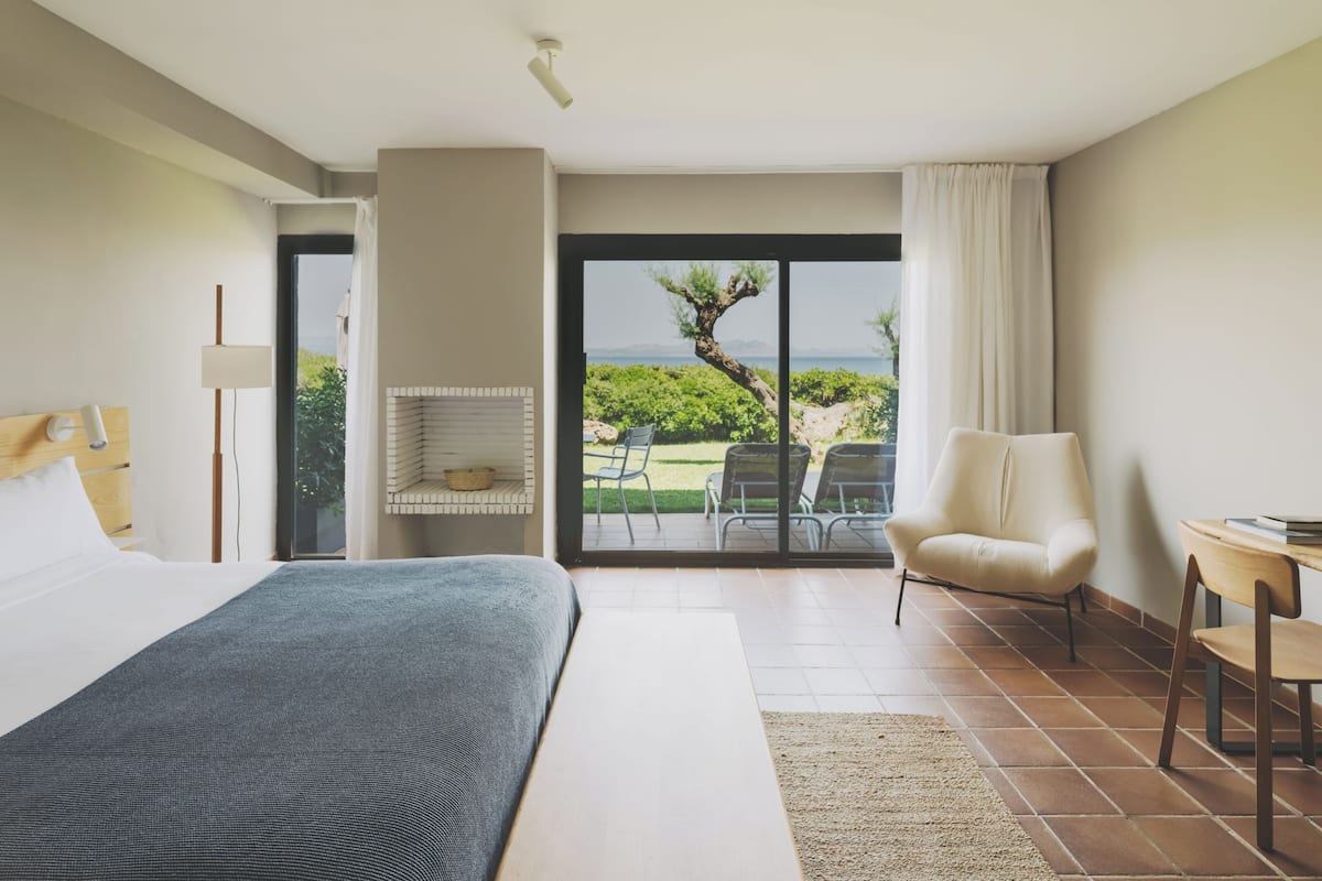 Habitación doble, en la zona del jardín | Minibar, caja fuerte, escritorio y cortinas opacas