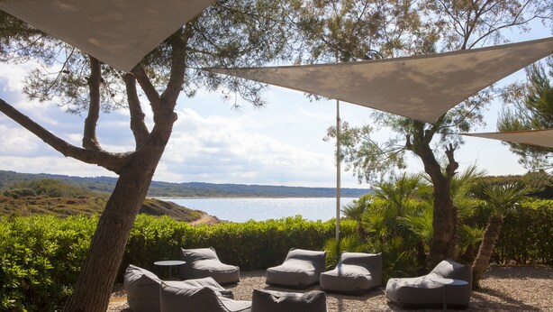 Una terraza con mobiliario exterior y vistas al mar.
