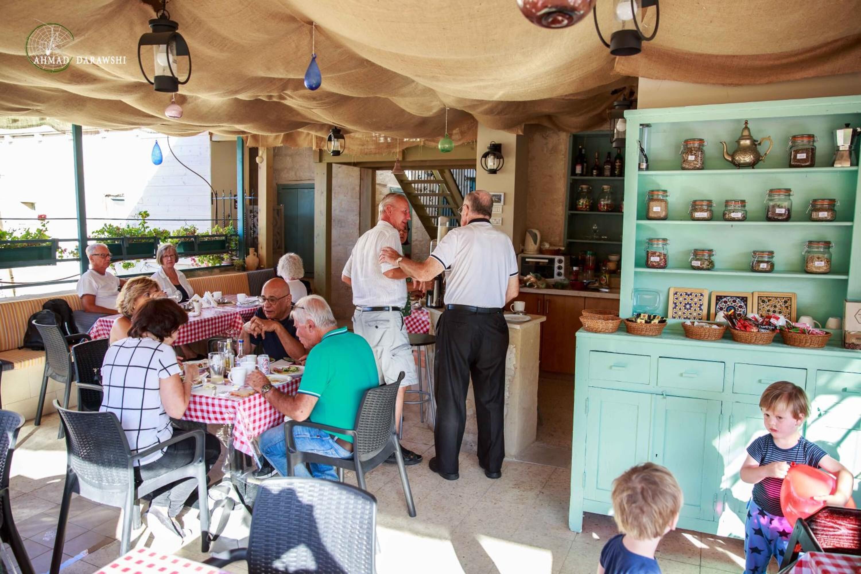 Un restaurant amb terrassa, zona de bar i exposició de pots a les prestatgeries.