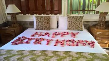 Superior-mökki, patio, merinäköala | Tallelokero huoneessa, työpöytä, silitysrauta/-lauta, vauvansängyt