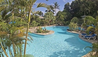 Piscina externa, guarda-sóis, espreguiçadeiras