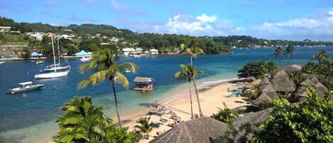 Playa privada, sillas reclinables de playa, sombrillas, toallas de playa