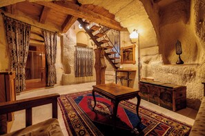 Grand Stone Suite | Zona de estar | Una televisión LCD