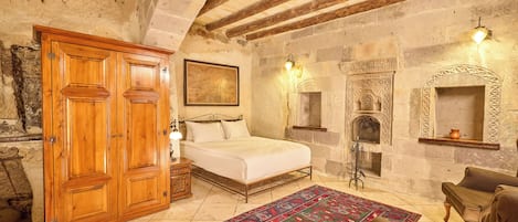 Cave Suite | 1 bedroom, premium bedding, minibar, in-room safe