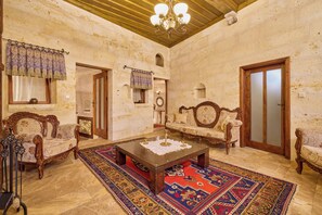 Two-Bedroom Family Suite | Oppholdsområde | LCD-TV