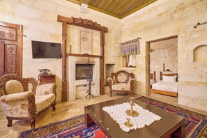 Two-Bedroom Family Suite | Oleskelualue | LCD-televisio