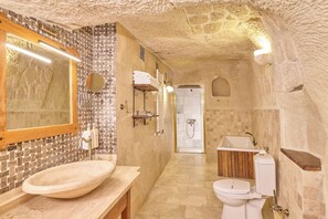 Cave Suite | 浴室 | 免費梳洗用品、風筒、拖鞋、提供毛巾