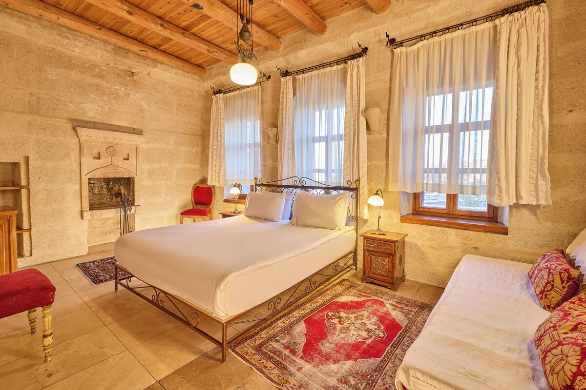 Deluxe Room | 1 bedroom, premium bedding, minibar, in-room safe