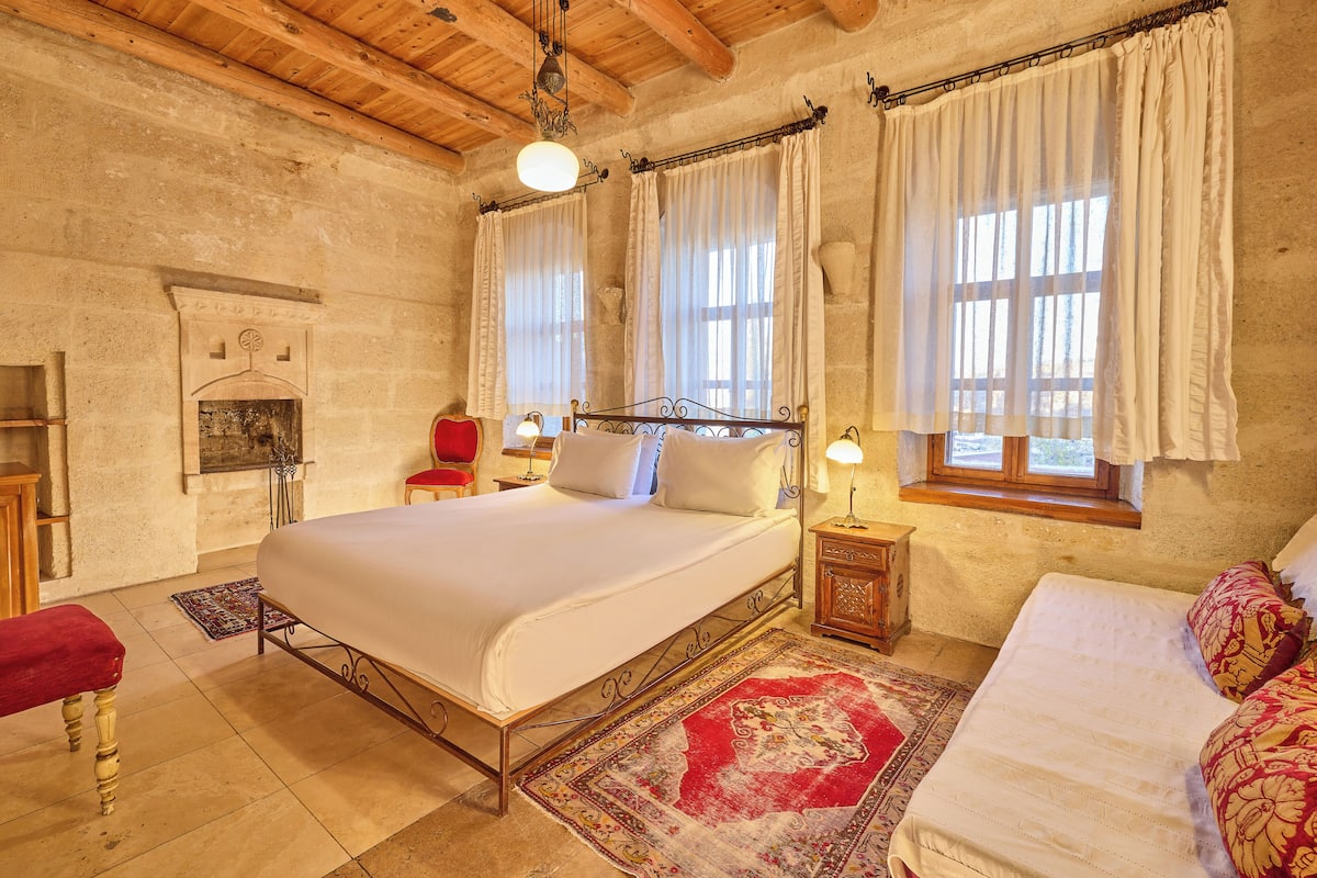 Deluxe Room | 1 bedroom, premium bedding, minibar, in-room safe