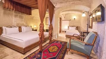 Rom – deluxe | 1 soverom, sengetøy av topp kvalitet, minibar og safe på rommet