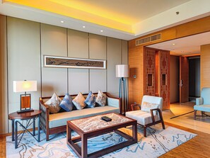 Minibar, in-room safe, desk, soundproofing - HUALUXE Hotels & Resorts Yangjiang City Center by IHG (Yangjiang)