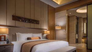Een moderne hotelkamer met een groot bed, nachtkastjes en een houten accentmuur.