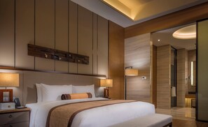 Ein modernes Hotelzimmer mit einem großen Bett, Nachttischen und einer Wand als Holzdekor.
