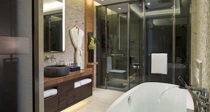 HUALUXE Hotels & Resorts Yangjiang City Center by IHG