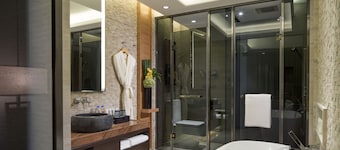 HUALUXE Hotels & Resorts Yangjiang City Center by IHG