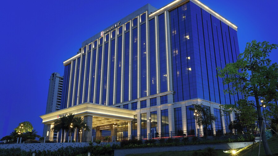 HUALUXE Hotels & Resorts Yangjiang City Center by IHG