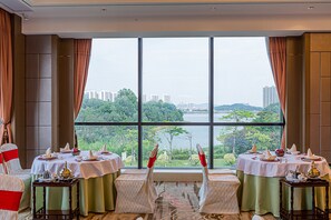 4 restaurants, breakfast, lunch, dinner served; Chinese cuisine  - HUALUXE Hotels & Resorts Yangjiang City Center by IHG (Yangjiang)