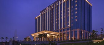 HUALUXE Hotels & Resorts Yangjiang City Center by IHG