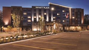 Un hôtel Hyatt Place doté d’une façade moderne, d’une entrée bien éclairée et d’un parking.