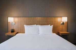 Escrivaninha, cortinas blackout, quartos à prova de som