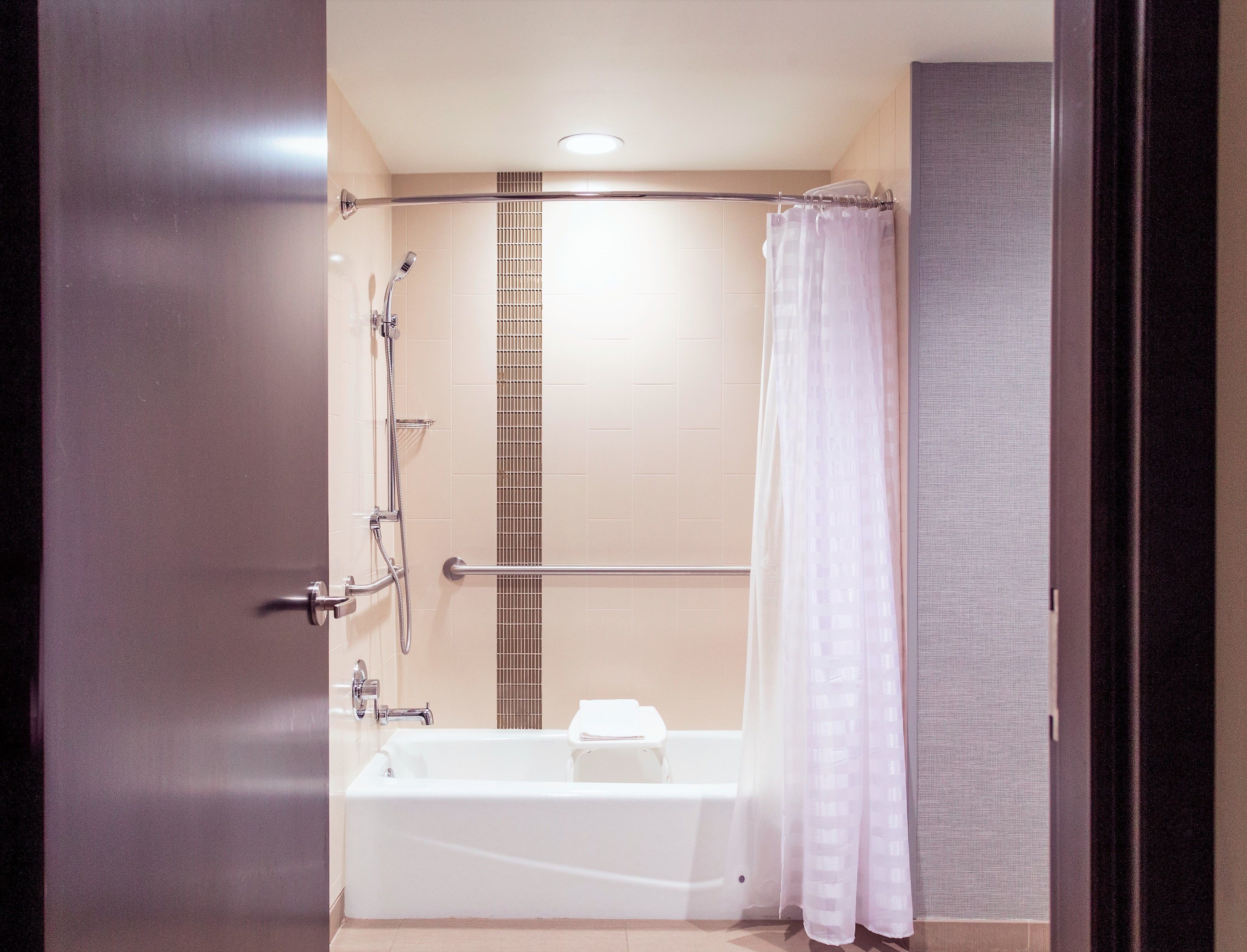 Une salle de bain moderne avec une baignoire, une douche et une paroi de douche en verre.