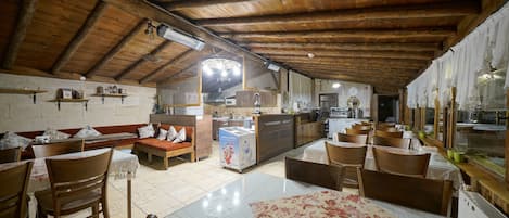 Petit déjeuner et déjeuner servis sur place, spécialités Cuisine turque