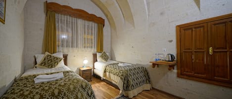 Economy Twin Room | Bathroom | Shower, free toiletries, hair dryer, slippers