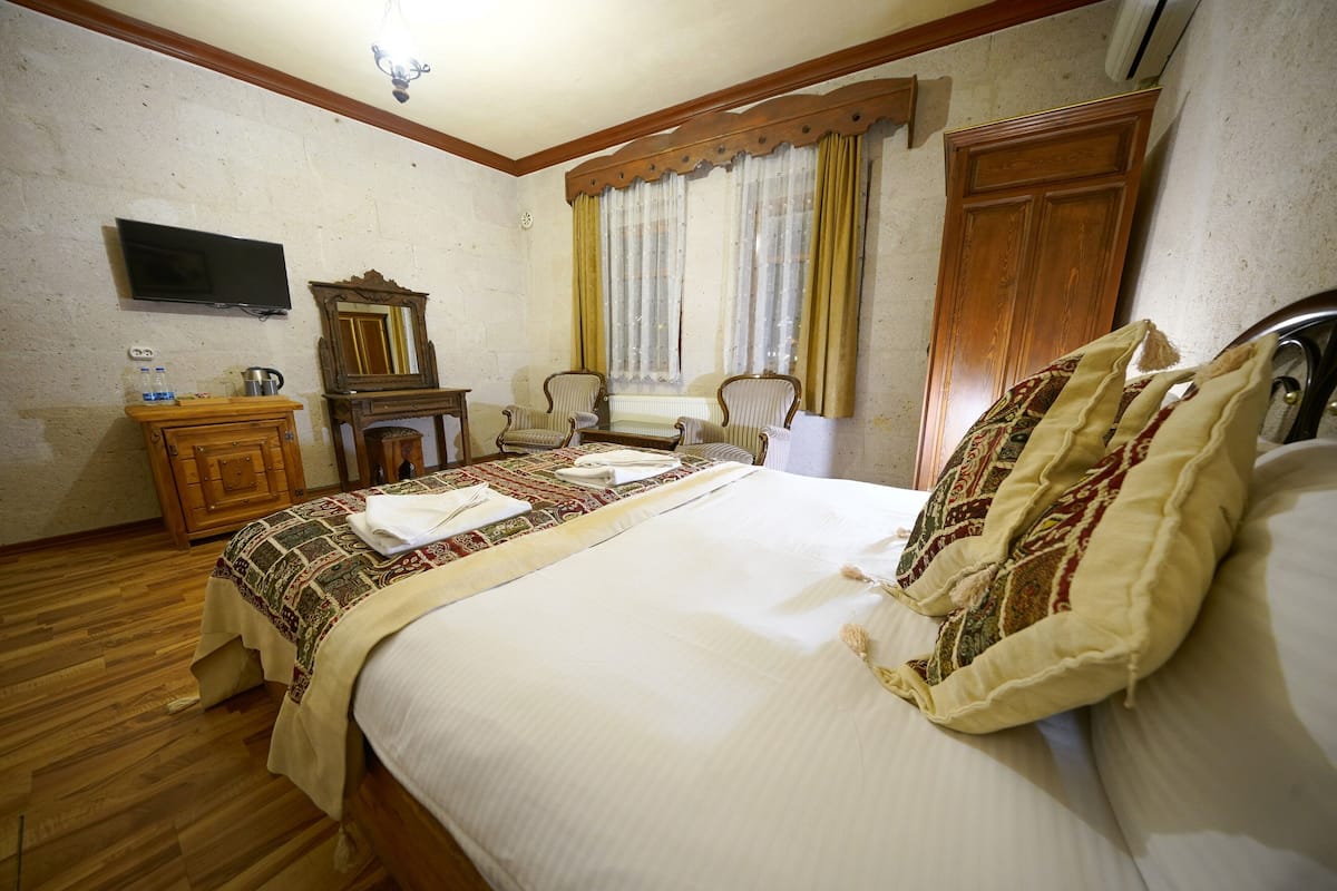 Comfort Double Room | In-room safe, soundproofing, iron/ironing board, free WiFi