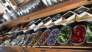 Un bufé con diversos alimentos y utensilios.