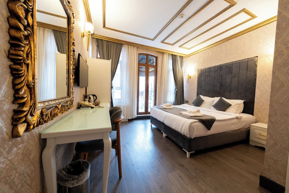 Suite, balcón | Minibar y caja de seguridad en la habitación