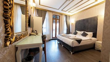 Suite, Balkon | Minibar, Zimmersafe, Schreibtisch, laptopgeeigneter Arbeitsplatz