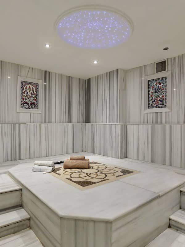 Een sauna, warm/mineraalwaterbronnen, een Turks bad/hammam