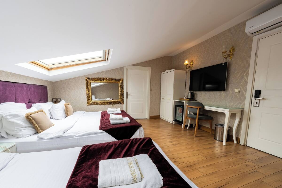 Penthouse Suite with Jacuzzi | Minibar y caja de seguridad en la habitación